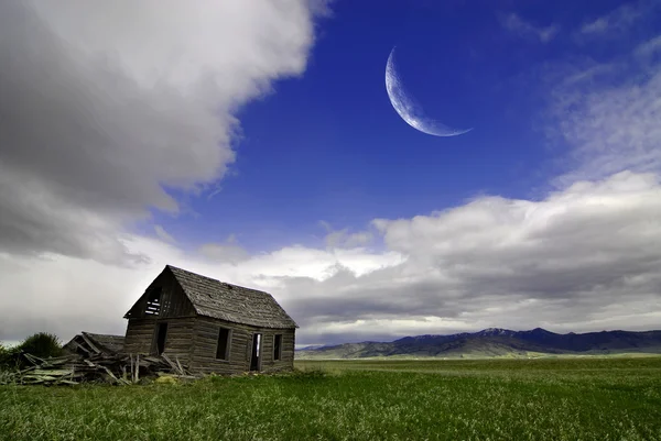 Homestead velho no campo e na lua — Fotografia de Stock