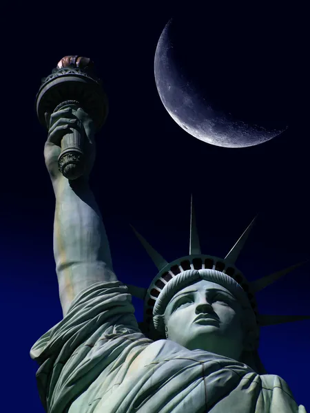 Büyük moon ile Özgürlük heykeli — Stok fotoğraf