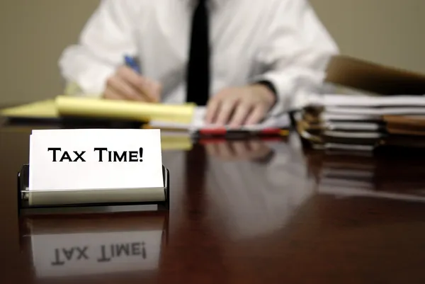 Tax Time Man en el escritorio —  Fotos de Stock