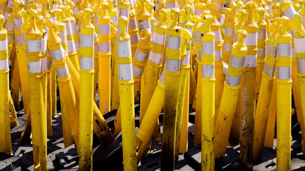 Жовті дороги попередження конуси — стокове фото