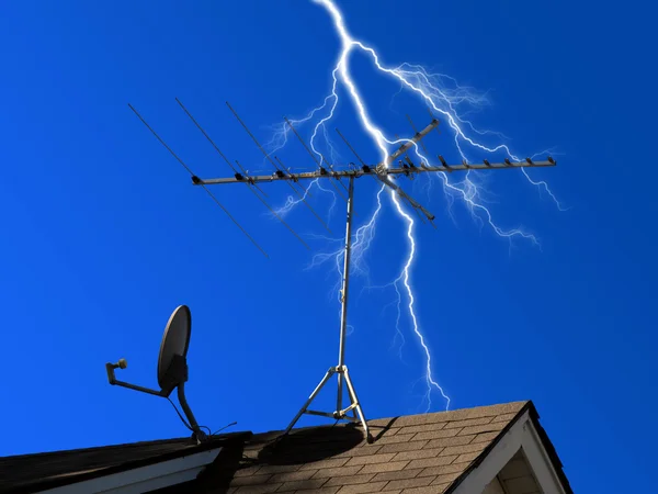 Antenn och skålen med lightning — Stockfoto