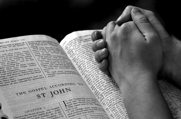 Les mains qui prient sur la Bible — Photo