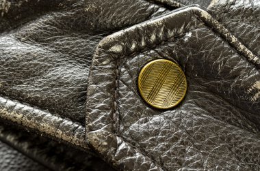 kahverengi deri ceket düğmesi veya ek