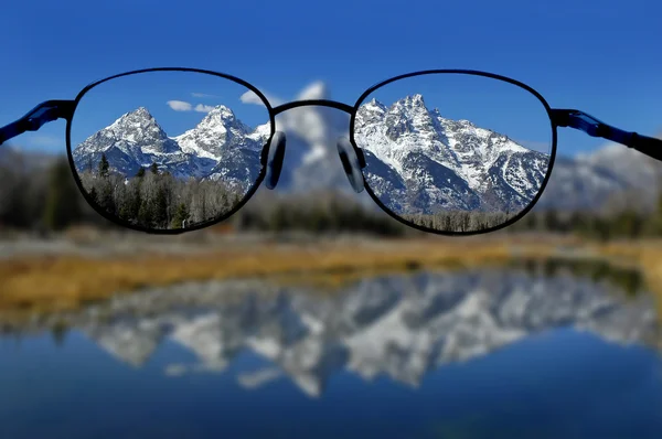 Brýle a jasnou vizi hor — Stock fotografie