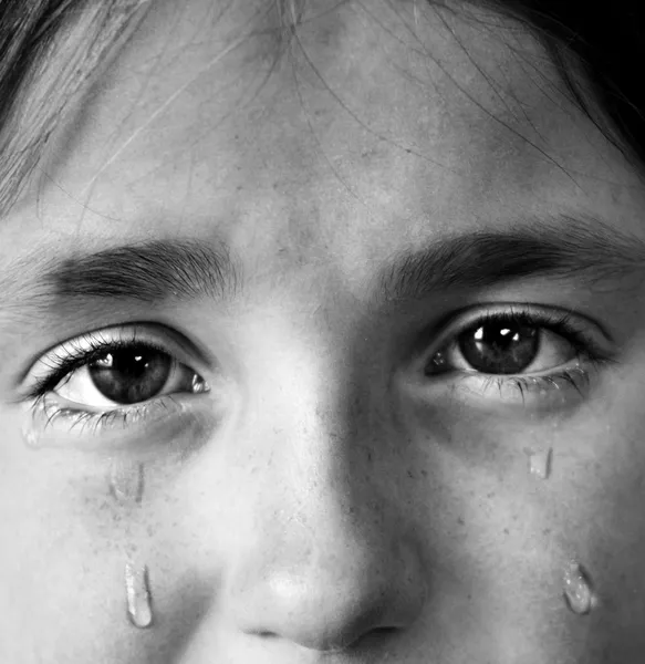 Bambina che piange con le lacrime — Foto Stock