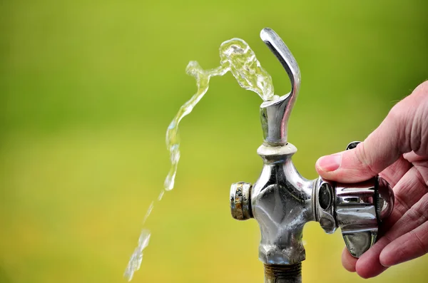 Drinkfonteinen met water stroomt — Stockfoto