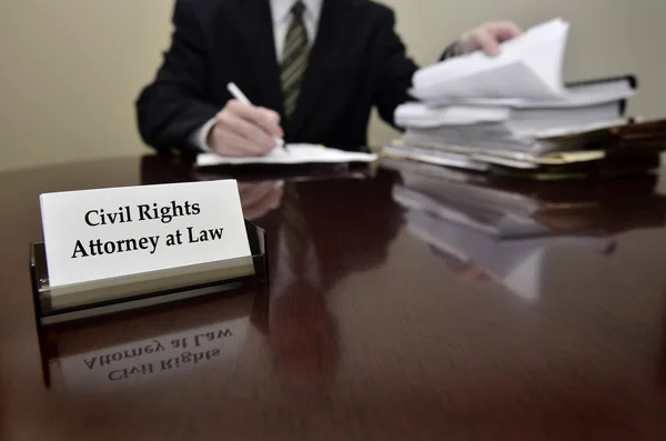 Адвокат по гражданским правам за столом с бизнес-картой — стоковое фото