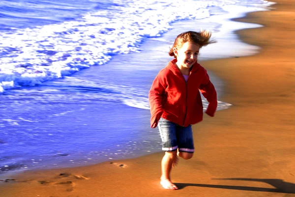 Junges Mädchen am Strand — Stockfoto