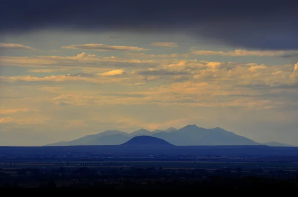 Vista de la montaña de Buttes en la distancia — Foto de Stock