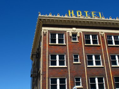 otel ve mavi işareti