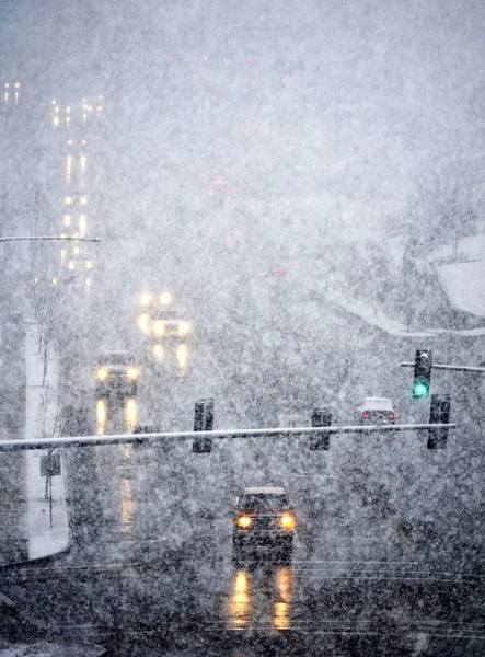 Condução em severa tempestade de neve — Fotografia de Stock