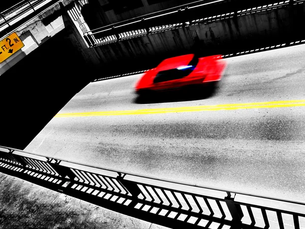 Carro vermelho dirigindo na estrada — Fotografia de Stock