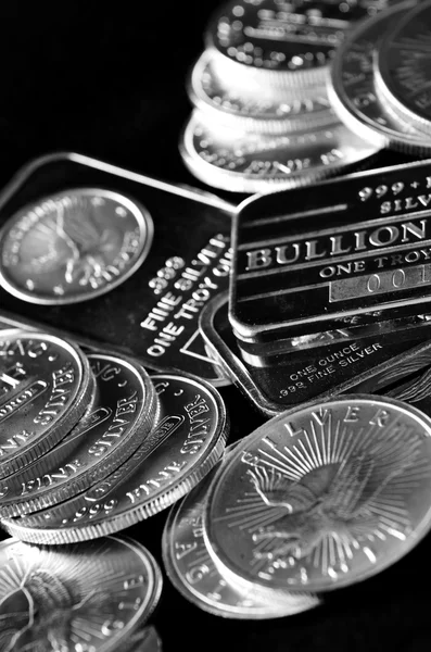 Monedas y barras de plata — Foto de Stock