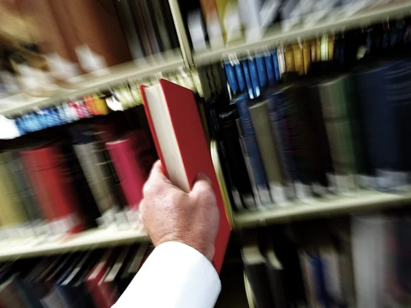 Znalezienia prawo książki w bibliotece — Zdjęcie stockowe