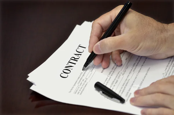 Подписание контракта — стоковое фото