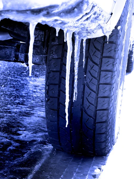 Conducción de neumáticos en nieve y hielo — Foto de Stock