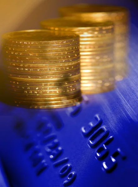 Tarjeta de crédito y monedas — Foto de Stock