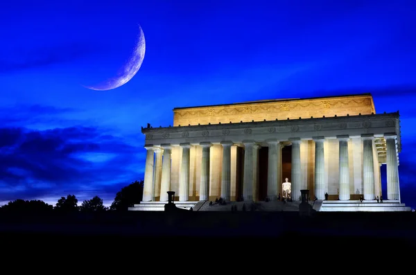 Lincoln memorial bij nacht met maan — Stockfoto