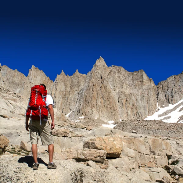 Hiking a tall mountain — Stock Photo, Image