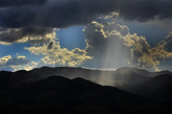 Сонячні промені на мирне гори — стокове фото