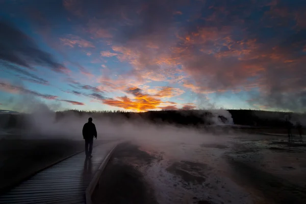 Sunrise Yellowstone Geysers com homem silhueta — Fotografia de Stock