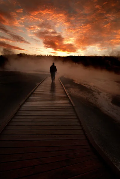 Sunrise Yellowstone Geysers com homem silhueta — Fotografia de Stock