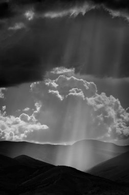 barışçı dağlar üzerinde güneş ışınlarının