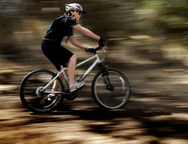 Jovem mulher mountain bike — Fotografia de Stock