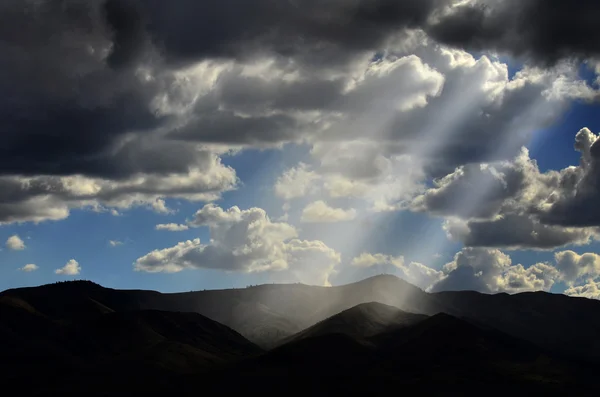 Rayons de soleil sur les montagnes paisibles — Photo