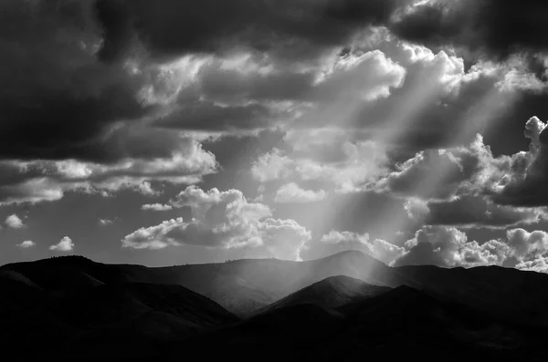 Raios de luz solar em montanhas pacíficas — Fotografia de Stock