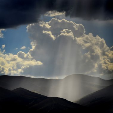 barışçı dağlar üzerinde güneş ışınlarının