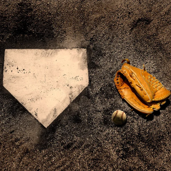Ev plaka ile eldiven ve beyzbol — Stok fotoğraf