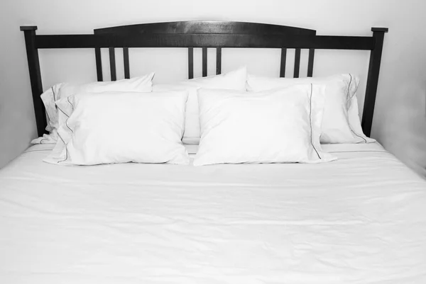 Kussens van comfort op witte bed — Stockfoto