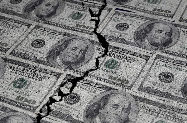 Amerikanska dollar rivs eller slet — Stockfoto