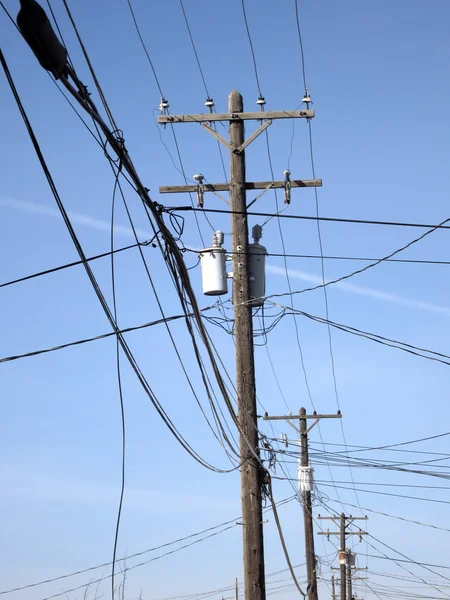 Linee elettriche e pali in città — Foto Stock