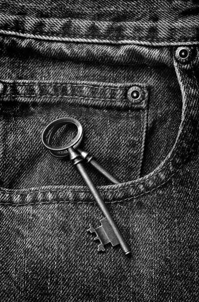 Джинсы со старым ключом в кармане — стоковое фото