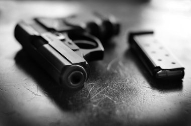 güçlü tabanca ve mermileri