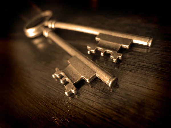 Alte Schlüssel auf abgenutztem Holz — Stockfoto