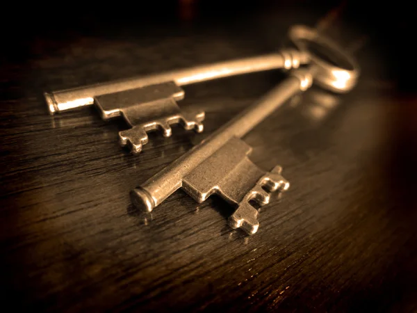 Old Keys on Worn Wood — Stock Photo, Image