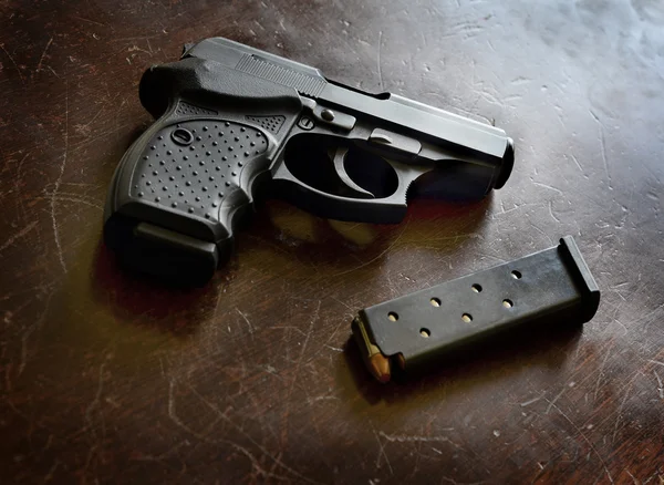 Powerful Handgun and Bullets — Stock Photo, Image
