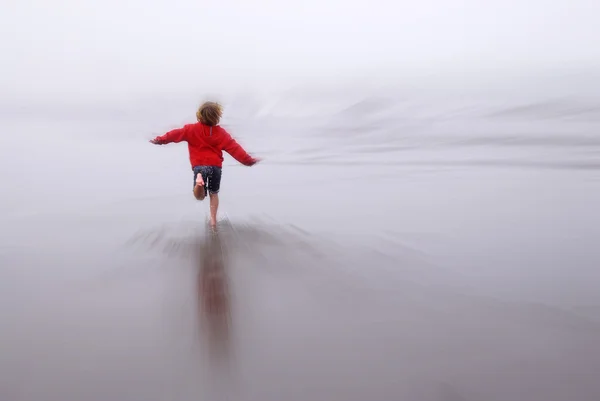 Chica joven corriendo rápido en la playa —  Fotos de Stock