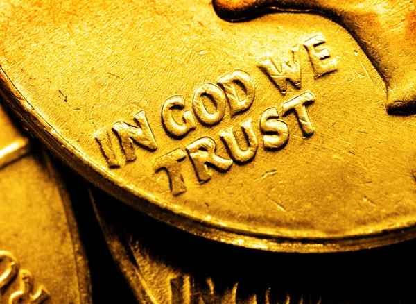 Zlaté mince a drahých kovů v Boha věříme — Stock fotografie