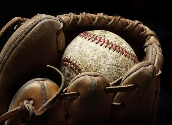 Baseball und Handschuhe — Stockfoto