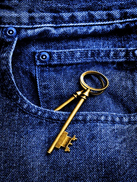 Jeans com chave velha no bolso — Fotografia de Stock