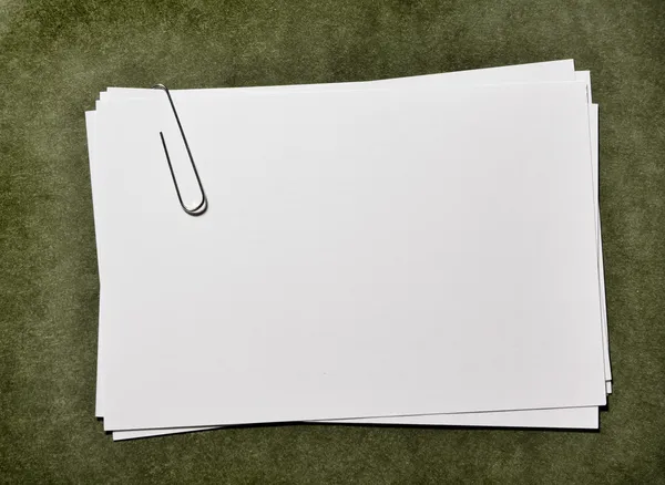 Cartões de papel branco com clip de papel — Fotografia de Stock