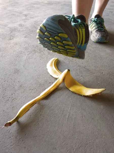 Detalhe da pessoa pisando na casca de banana e deslizamento — Fotografia de Stock