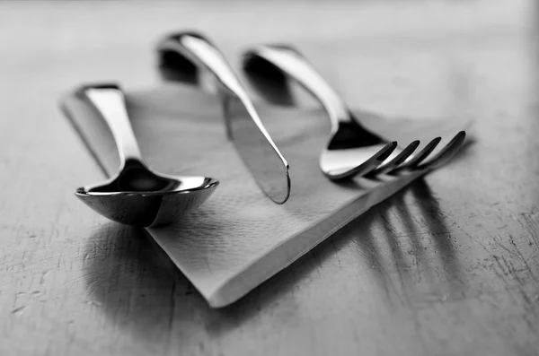Fancy silver på bord och servett för att äta — Stockfoto