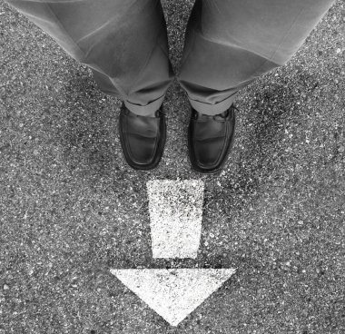 iş adamı yolu işaret eden ok ile ayakta