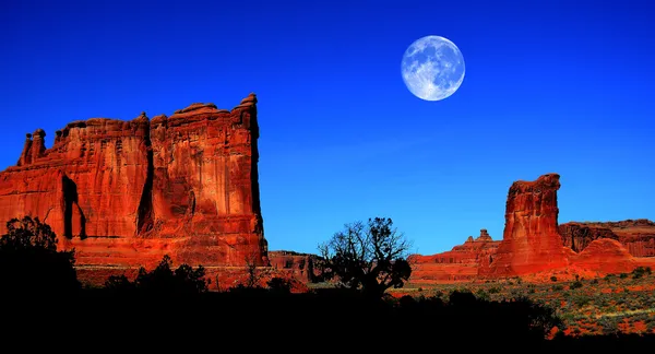 Landskap i arches national park med fullmåne — Stockfoto