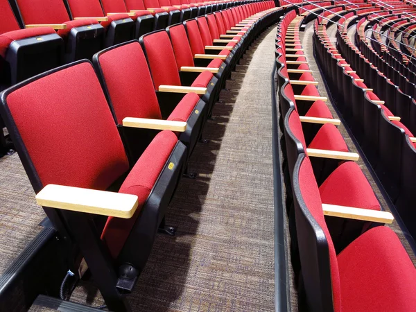 Fileiras de assentos de teatro vermelho — Fotografia de Stock